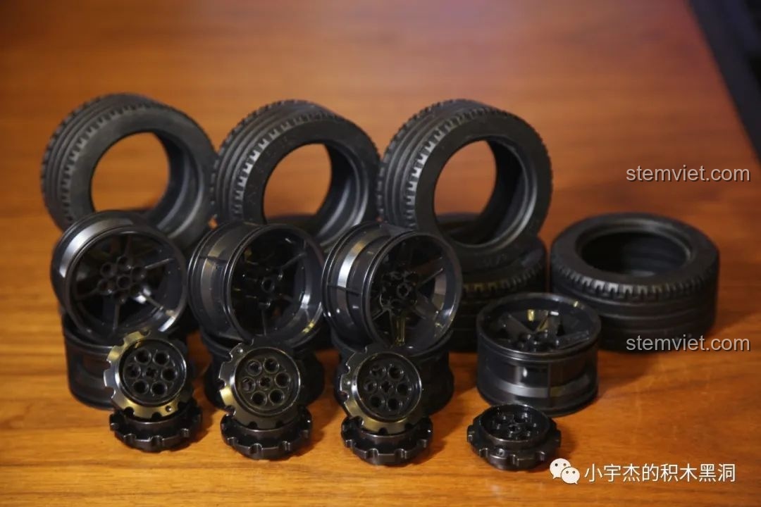 Chi tiết hai bánh xe sau của mô hình Rael LE-J901 Mercedes G63 AMG 6x6, thể hiện hệ thống treo.