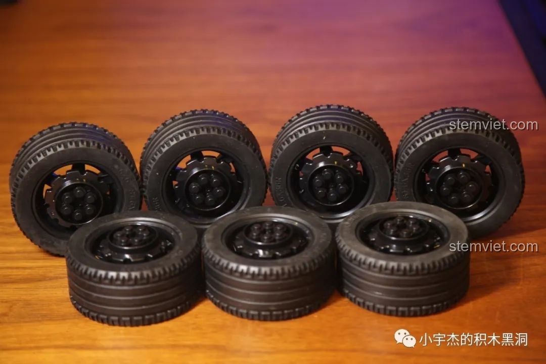 Chi tiết bánh xe trước của mô hình Rael LE-J901 Mercedes G63 AMG 6x6, thể hiện hệ thống treo.