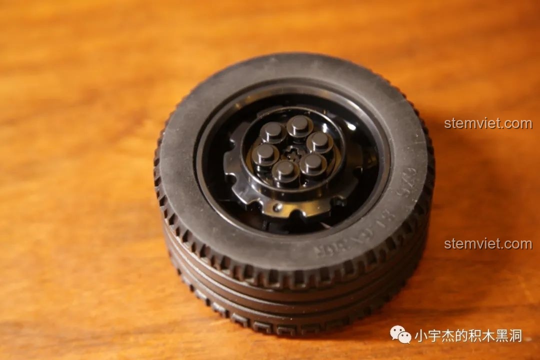 Chi tiết ống xả bên hông của mô hình Rael LE-J901 Mercedes G63 AMG 6x6, được tái hiện chân thực.