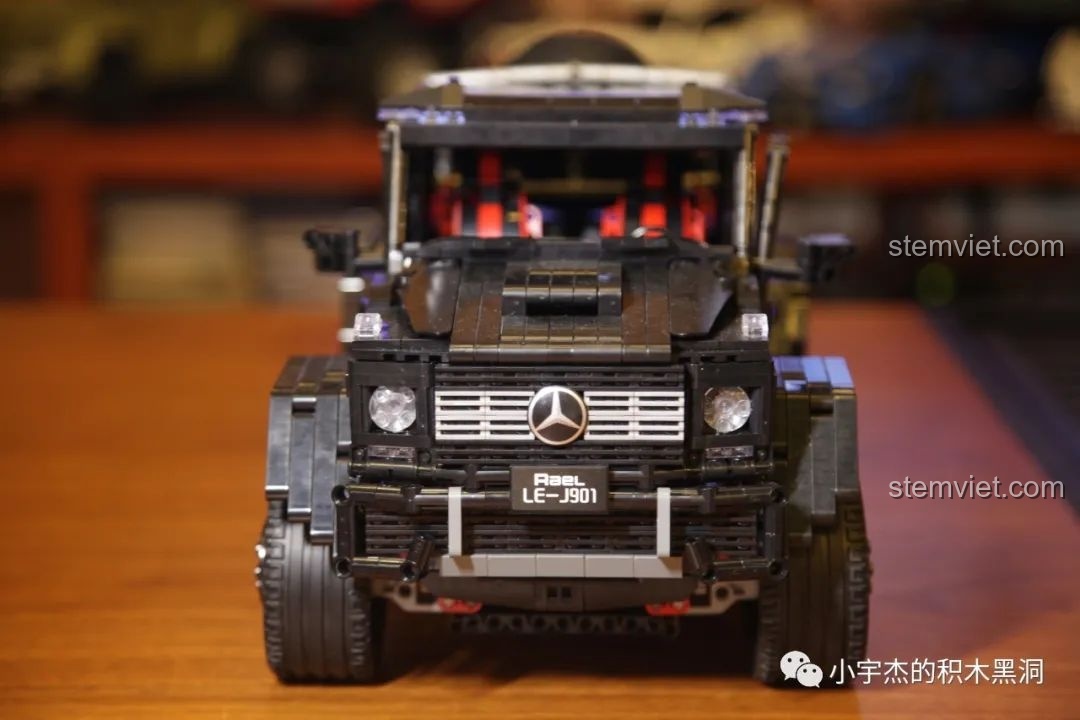 Mô hình đồ chơi lắp ráp Rael LE-J901 Mercedes G63 AMG 6x6 đã hoàn thành, nhìn từ phía trước với logo Rael.