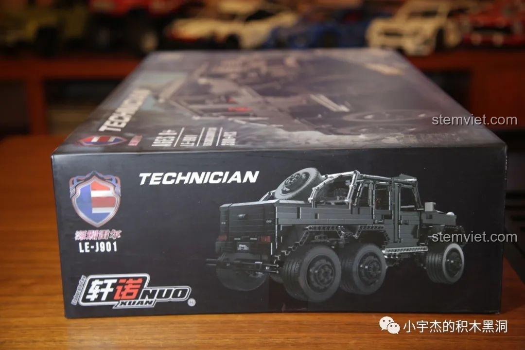 Góc nhìn nghiêng của hộp đồ chơi lắp ráp Rael LE-J901 Mercedes G63 AMG 6x6, nhấn mạnh kích thước lớn của sản phẩm.