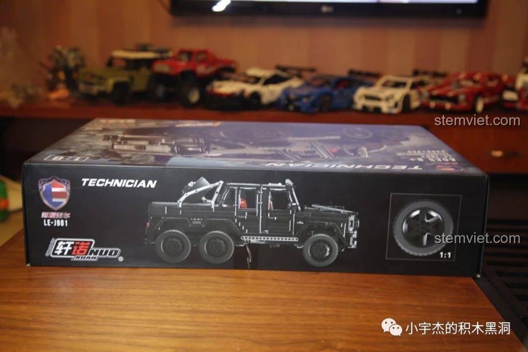 Cạnh hộp đồ chơi lắp ráp Rael LE-J901 Mercedes G63 AMG 6x6 hiển thị hình ảnh bánh xe tỉ lệ 1:1.