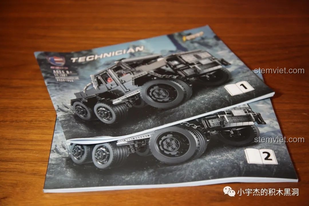 Hai cuốn sách hướng dẫn lắp ráp của bộ đồ chơi Rael LE-J901 Mercedes G63 AMG 6x6, rõ ràng và chi tiết.