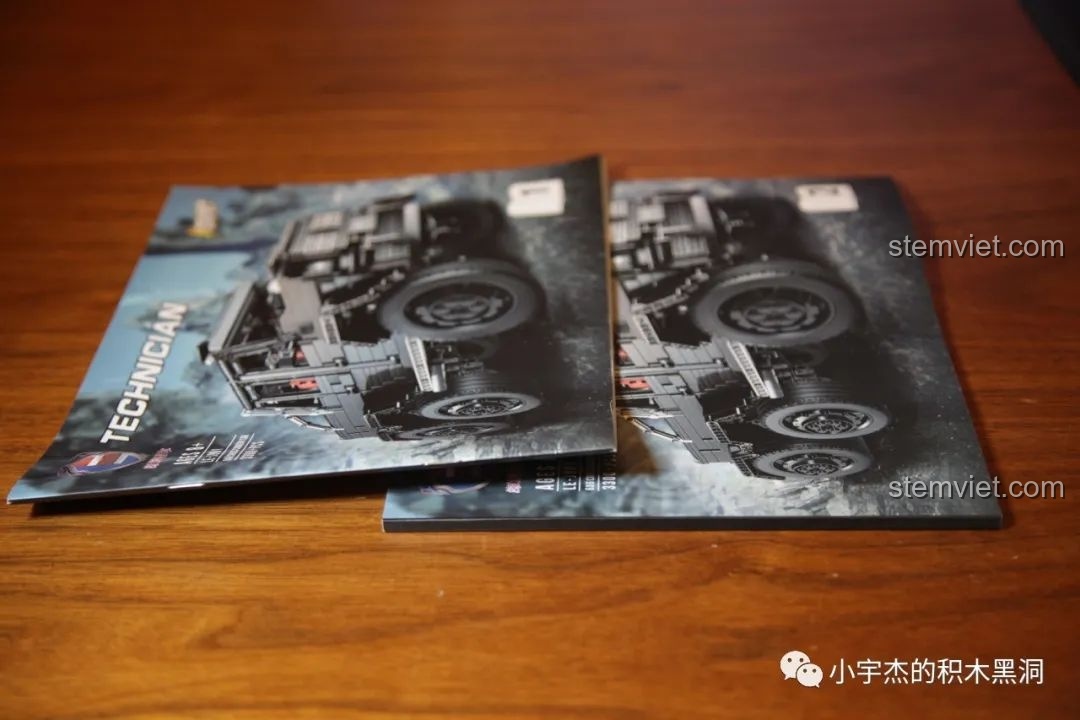 Hai cuốn sách hướng dẫn của Rael LE-J901 với hai kiểu đóng gáy khác nhau, một ghim và một keo nhiệt.