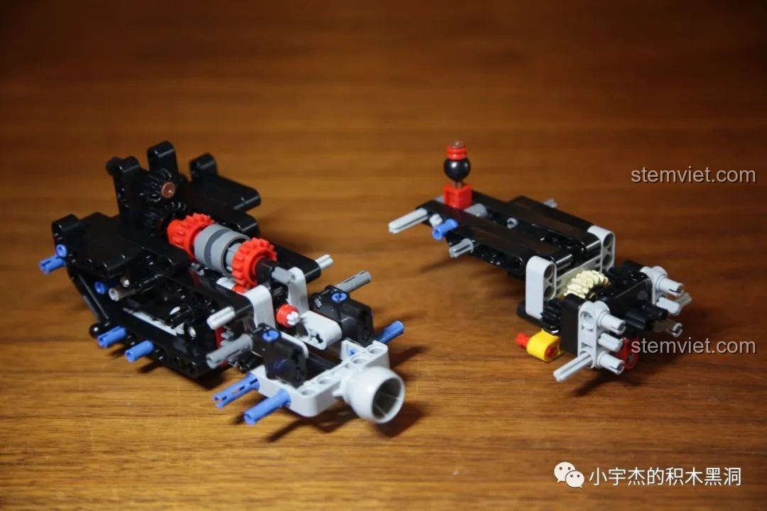 Hai phần cấu trúc động cơ và hộp số đầu tiên của bộ Rael LE-J901 Mercedes G63 AMG 6x6 đang được lắp ráp.