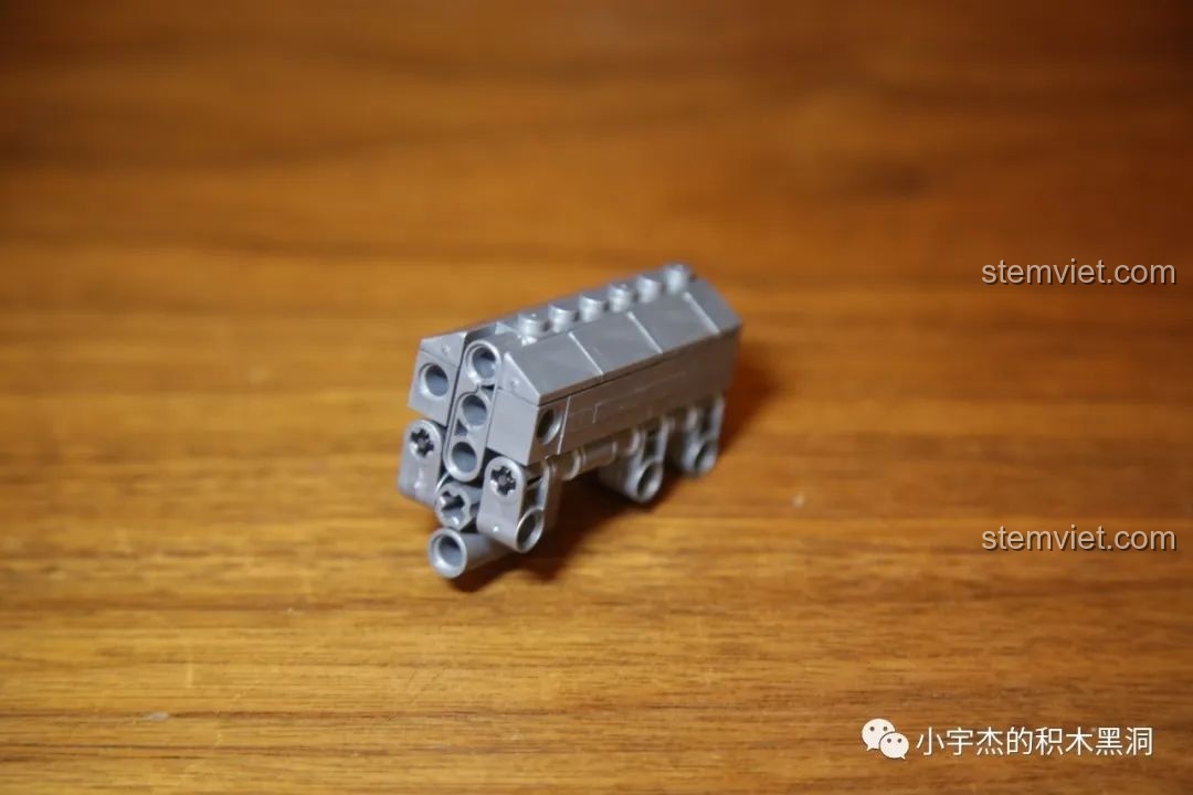 Các bộ phận của hệ thống treo sau trong bộ Rael LE-J901 Mercedes G63 AMG 6x6 đang được lắp ráp.