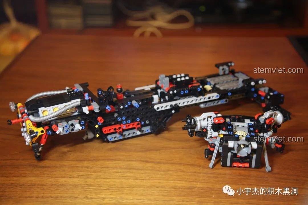 Hai bộ phận treo sau đã được lắp vào khung gầm của bộ Rael LE-J901 Mercedes G63 AMG 6x6.