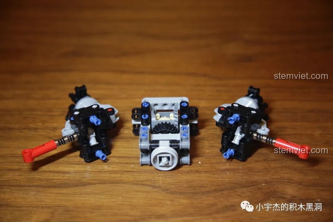 Hệ thống treo sau đã hoàn chỉnh trong bộ Rael LE-J901 Mercedes G63 AMG 6x6, sẵn sàng lắp bánh xe.