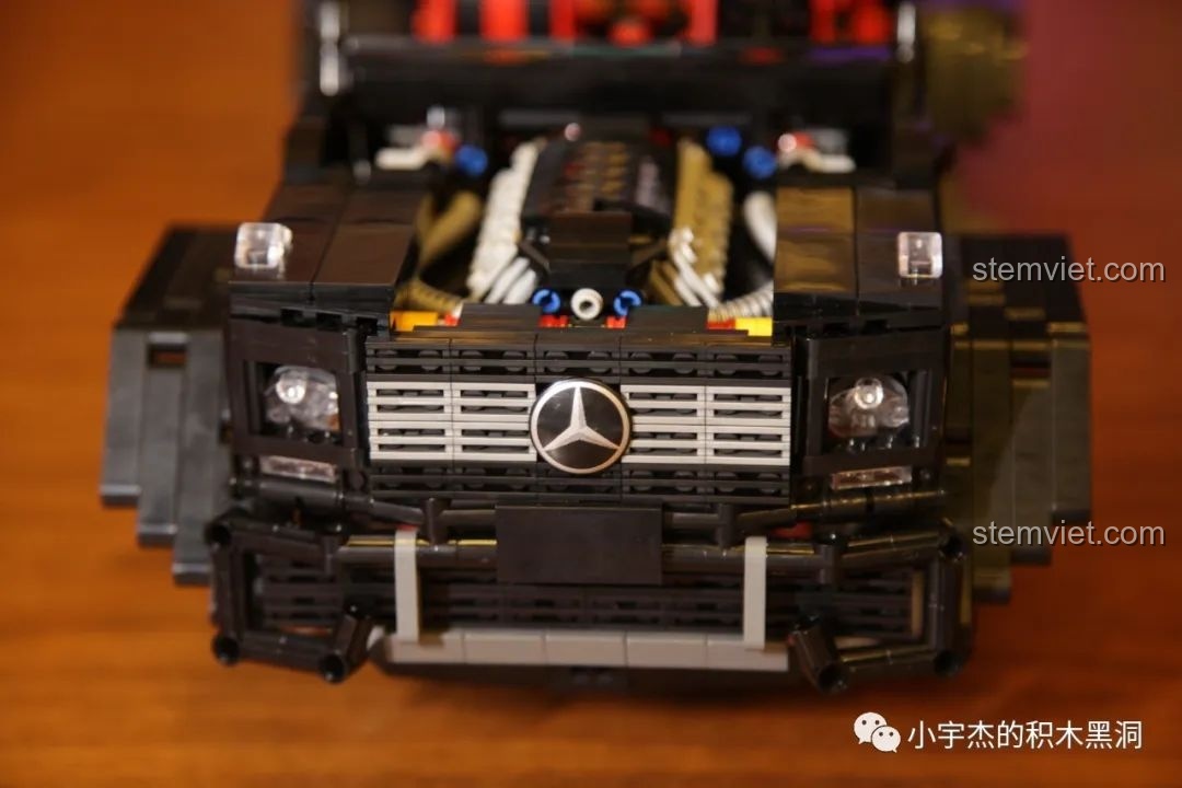 Khung đỡ lốp dự phòng và các chi tiết khác của bộ Rael LE-J901 Mercedes G63 AMG 6x6 đang được lắp ráp.