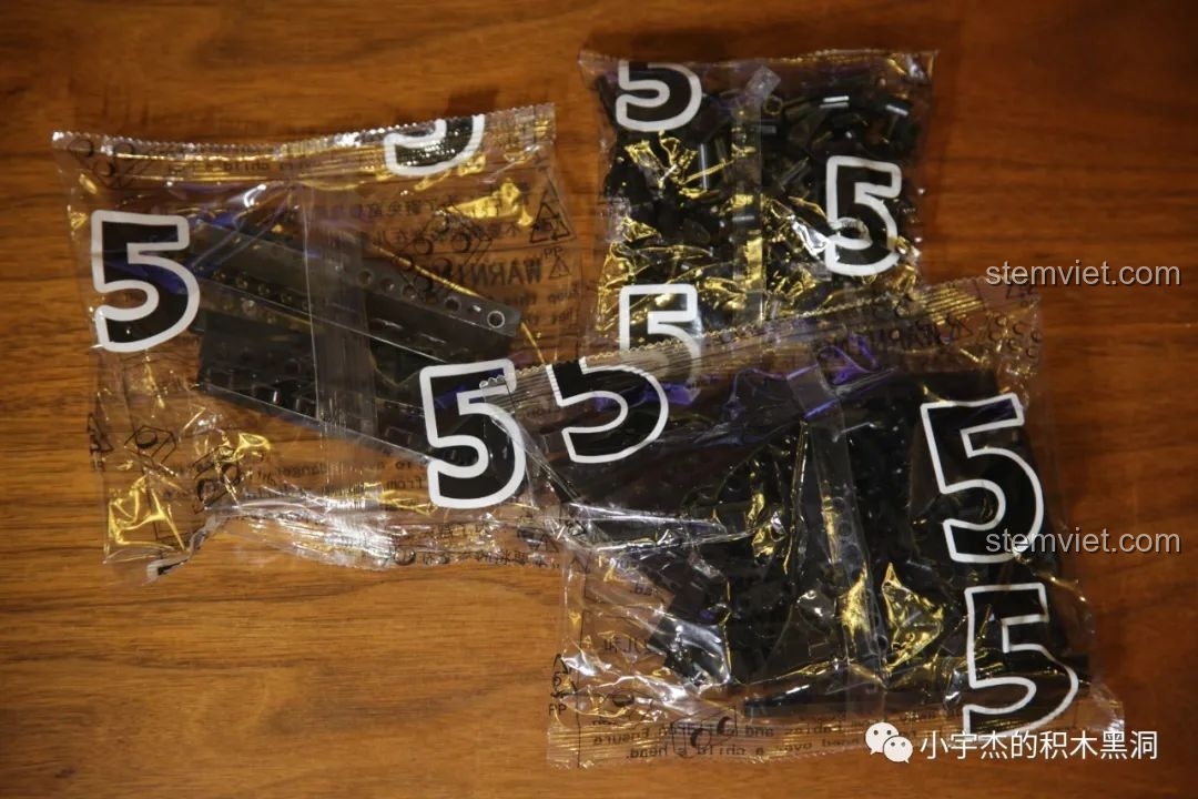 Khung đỡ lốp dự phòng đã được lắp vào thân xe của bộ Rael LE-J901 Mercedes G63 AMG 6x6.