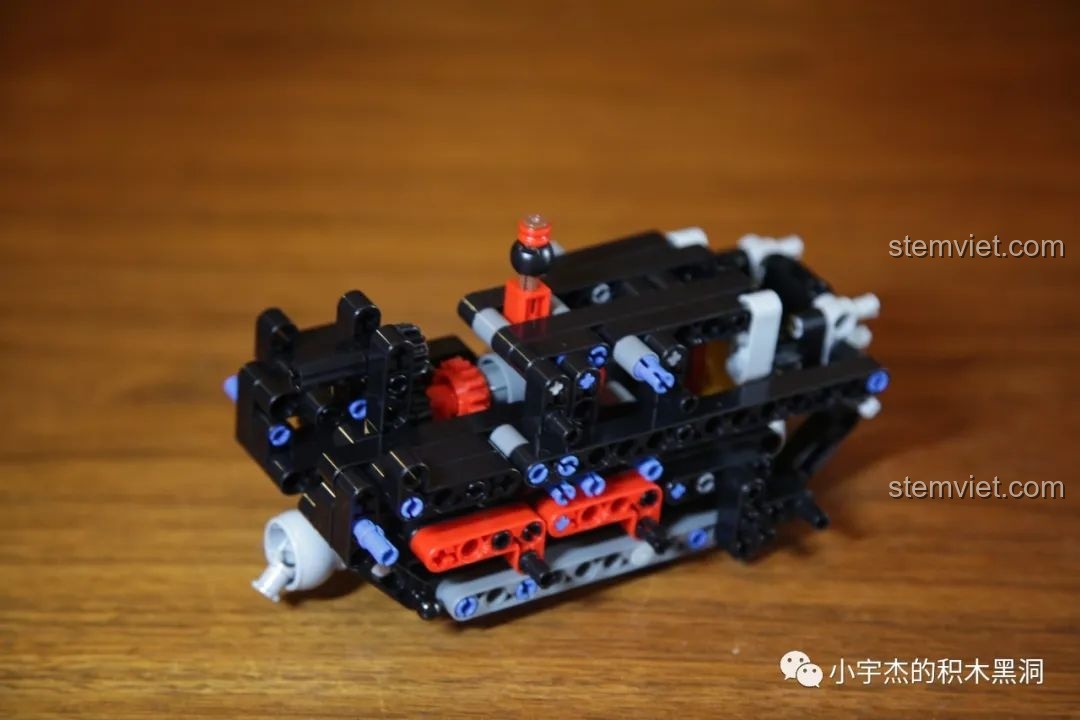 Một phần của cấu trúc động cơ trong bộ Rael LE-J901 Mercedes G63 AMG 6x6 đã được lắp ráp hoàn chỉnh.