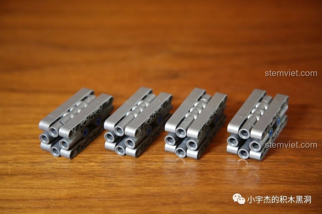 Các chi tiết xi lanh V8 của động cơ trong bộ Rael LE-J901 Mercedes G63 AMG 6x6 đang được lắp ráp.