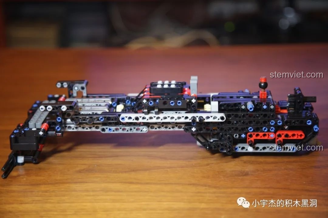 Khung gầm siêu dài của bộ Rael LE-J901 Mercedes G63 AMG 6x6 đang được lắp ráp, thể hiện kích thước lớn.