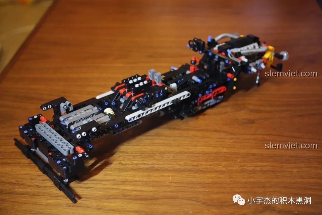 Cấu trúc khung gầm của bộ Rael LE-J901 Mercedes G63 AMG 6x6 nhìn từ bên cạnh, thể hiện hệ thống treo.