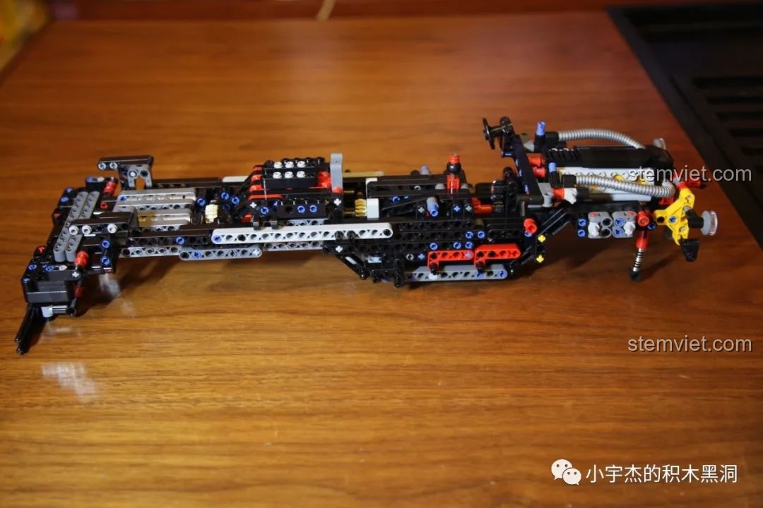 Chi tiết động cơ V8 đã hoàn thành trong bộ Rael LE-J901 Mercedes G63 AMG 6x6, sẵn sàng lắp vào khung.