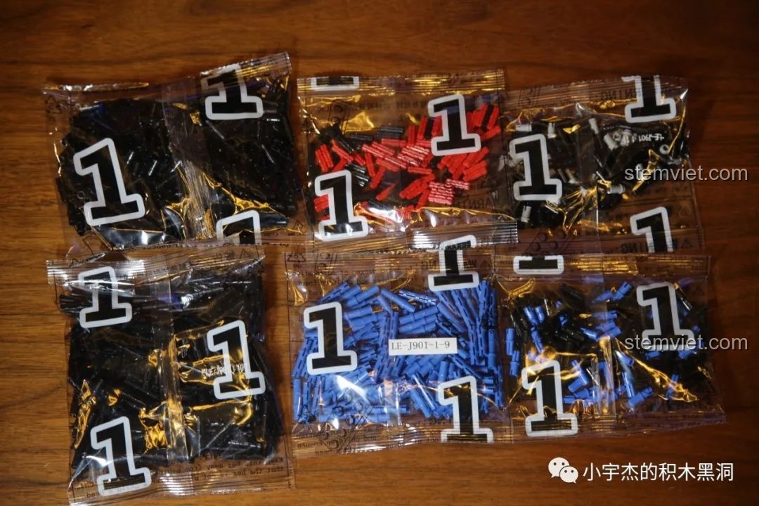 Các túi linh kiện nhỏ được đánh số 1 của bộ Rael LE-J901, chứa các chốt và trục ngắn màu sắc khác nhau.