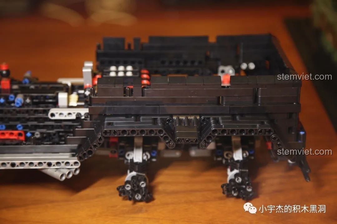 Các túi linh kiện số 5 của bộ Rael LE-J901, chứa các mảnh ghép cho phần cửa xe và ngoại thất.