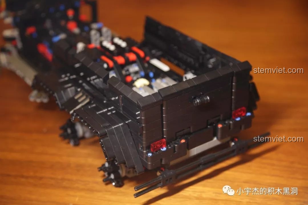 Các mảnh ghép của bước 5 trong bộ Rael LE-J901 được phân loại trong các hộp nhỏ, sẵn sàng lắp ráp thân xe.