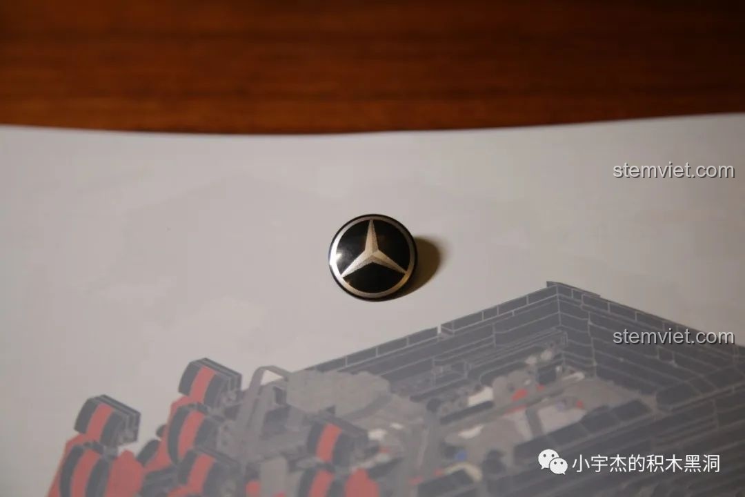 Các túi linh kiện số 6 của bộ Rael LE-J901, chứa các mảnh ghép cuối cùng, bao gồm lốp và vành xe.