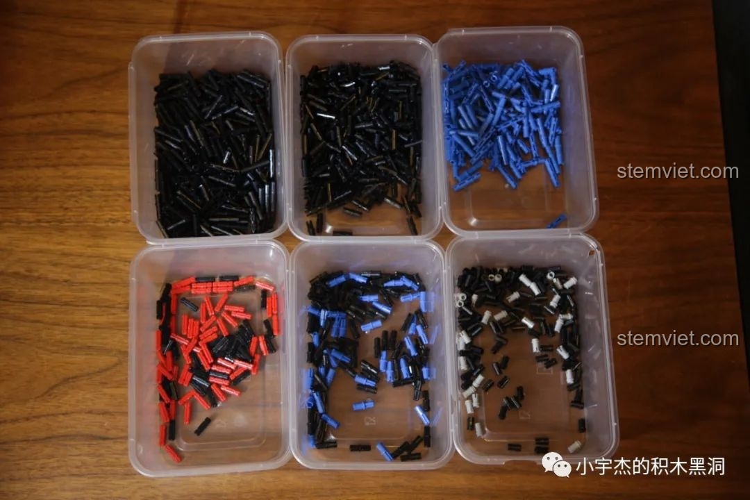 Các chốt và trục ngắn của bộ Rael LE-J901 được phân loại trong các hộp nhỏ, thể hiện chất lượng mảnh ghép cao.