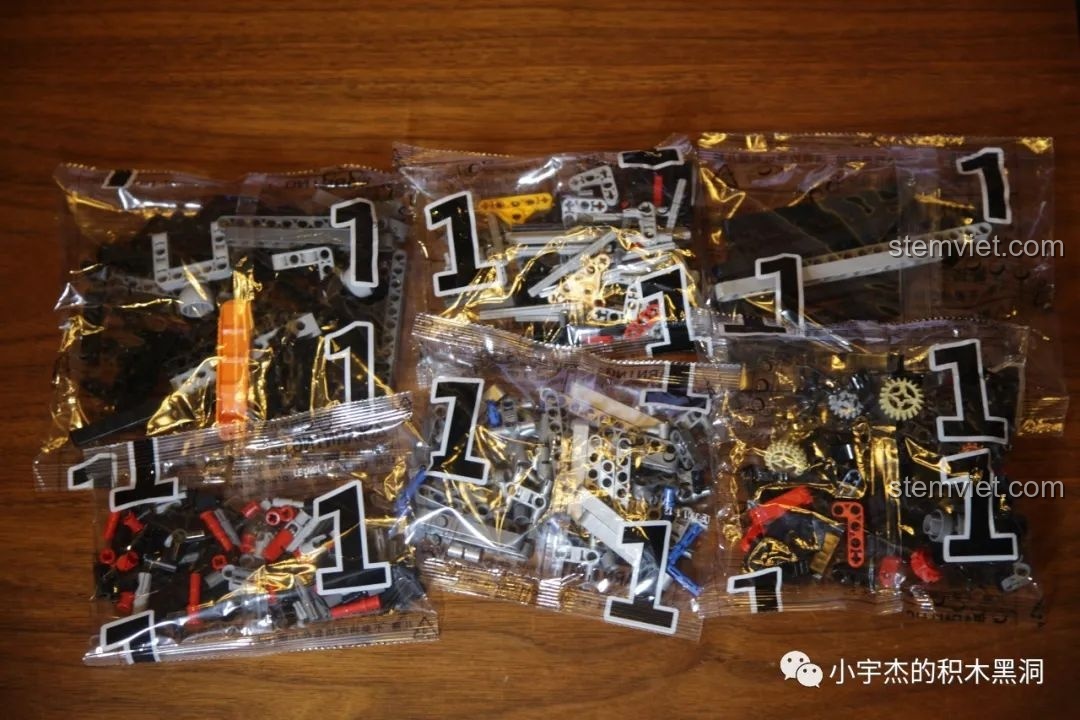 Các túi linh kiện số 1 của bộ Rael LE-J901, chứa nhiều loại mảnh ghép khác nhau cho bước lắp ráp đầu tiên.