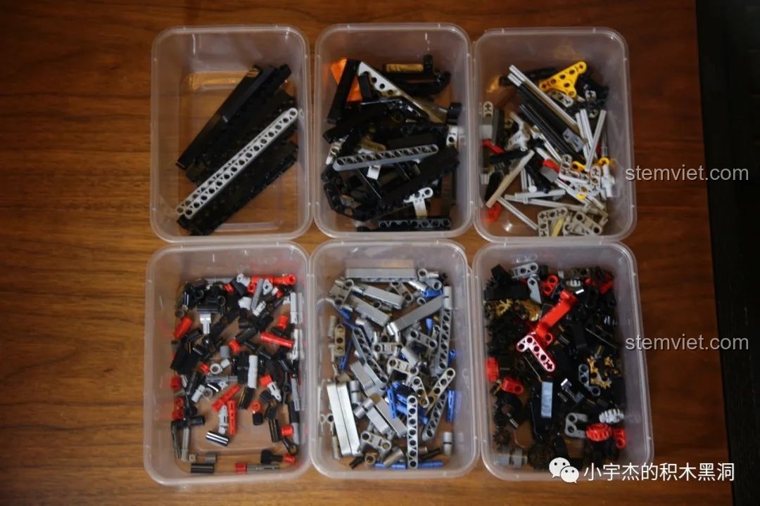 Các mảnh ghép của bước 1 trong bộ Rael LE-J901 Mercedes G63 AMG 6x6 được phân loại trong các hộp nhỏ.