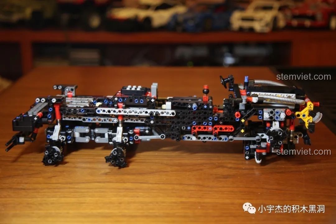 Các mảnh ghép màu đen của bước 3 trong bộ Rael LE-J901 được phân loại trong các hộp nhỏ.