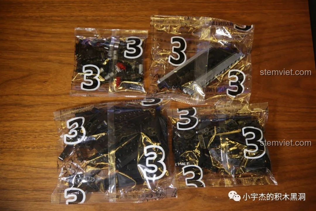 Logo Mercedes-Benz tặng kèm trong bộ Rael LE-J901 Mercedes G63 AMG 6x6, chi tiết kim loại.