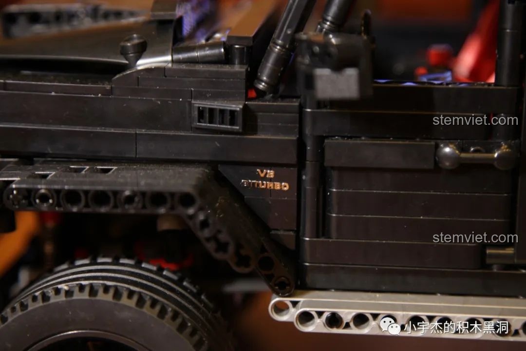 Lốp dự phòng được gắn trên khung đỡ của mô hình Rael LE-J901 Mercedes G63 AMG 6x6.