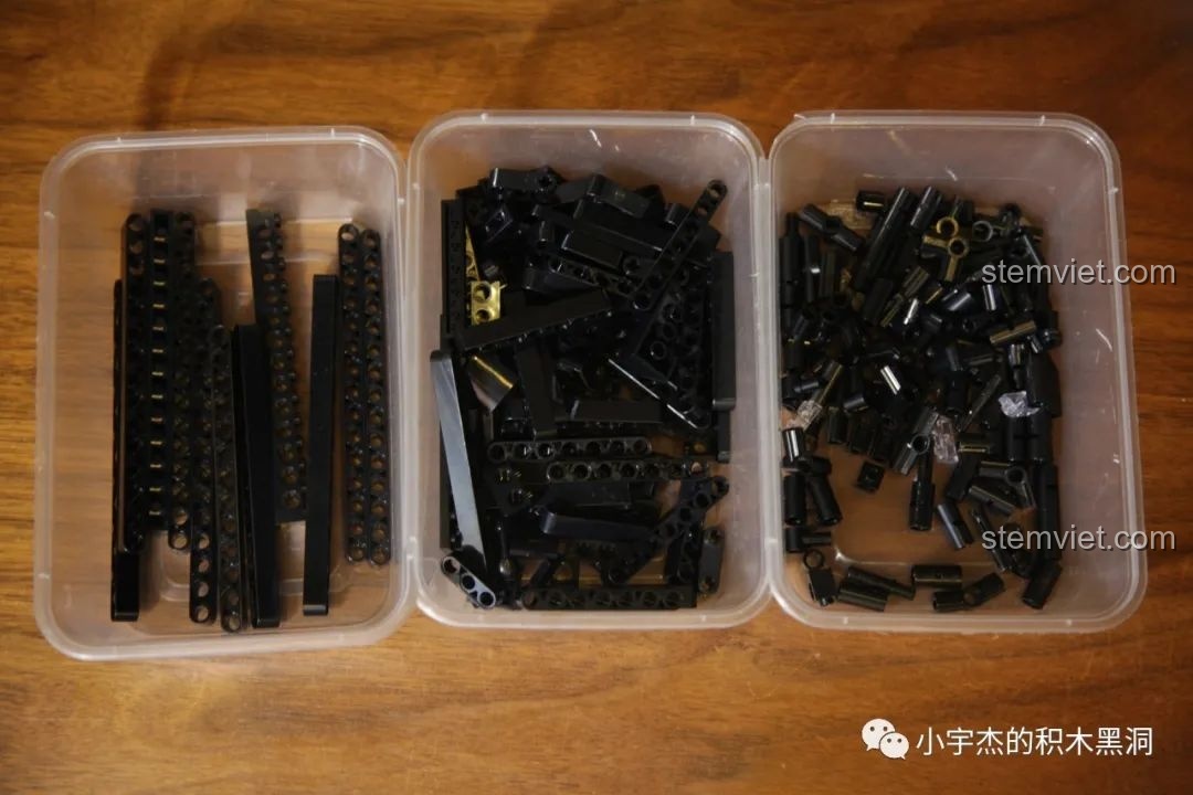 Tất cả lốp và vành xe của bộ Rael LE-J901 Mercedes G63 AMG 6x6 đã sẵn sàng, với thiết kế gai lốp chân thực.