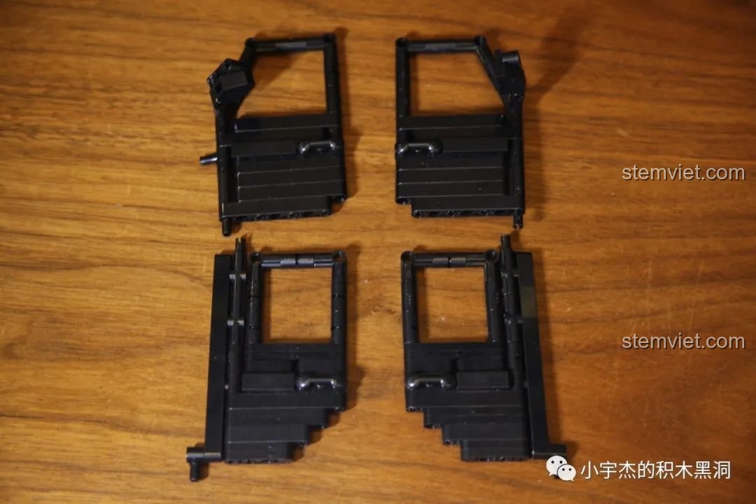 Sáu bánh xe của bộ Rael LE-J901 Mercedes G63 AMG 6x6 đã được lắp ráp hoàn chỉnh.