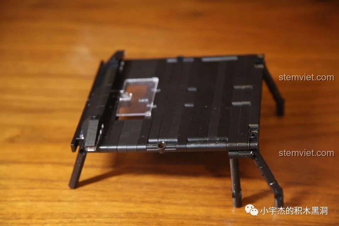 Ảnh bánh xe Mercedes G63 AMG 6x6 thực tế với vành đen và viền đỏ, lốp gai to.