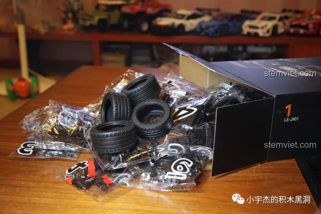 Bên trong hộp số 1 của bộ lắp ráp Rael LE-J901, chứa các túi linh kiện được đánh số và lốp xe.