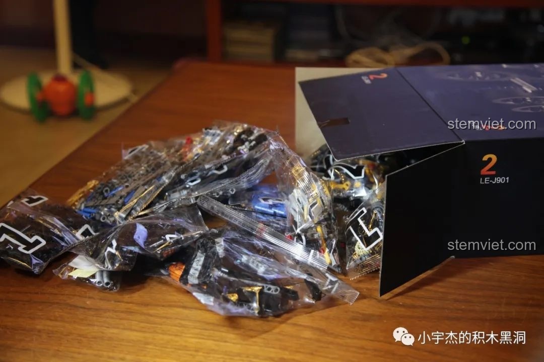 Bên trong hộp số 2 của bộ lắp ráp Rael LE-J901, chứa các túi linh kiện được đánh số cho các bước đầu tiên.