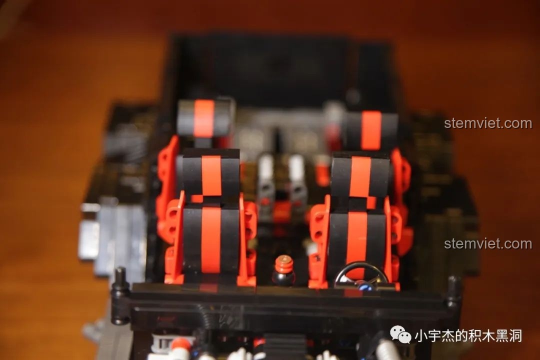 Phần mui xe của bộ Rael LE-J901 Mercedes G63 AMG 6x6 đã hoàn thành, với cửa sổ trời nhỏ.