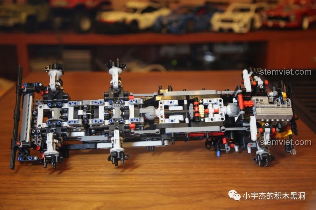 Bốn ghế ngồi màu đỏ đen đã hoàn thành trong bộ Rael LE-J901 Mercedes G63 AMG 6x6, sẵn sàng lắp vào nội thất.