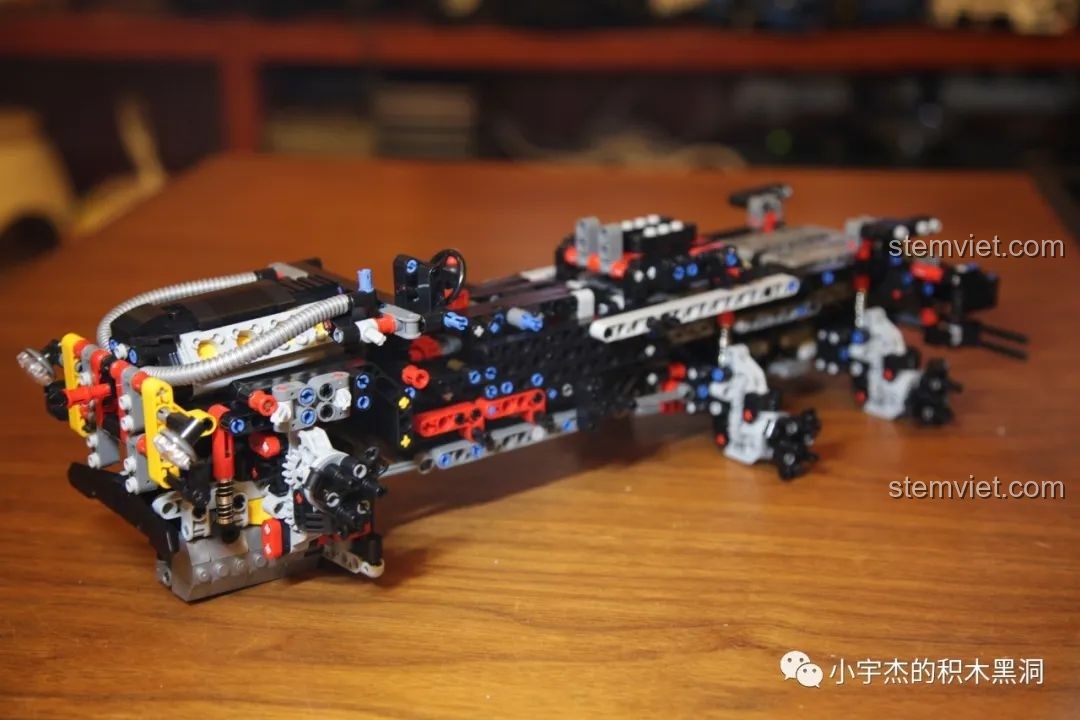 Ảnh nội thất xe Mercedes G63 AMG 6x6 thực tế với ghế da màu đỏ, vô lăng và bảng điều khiển.