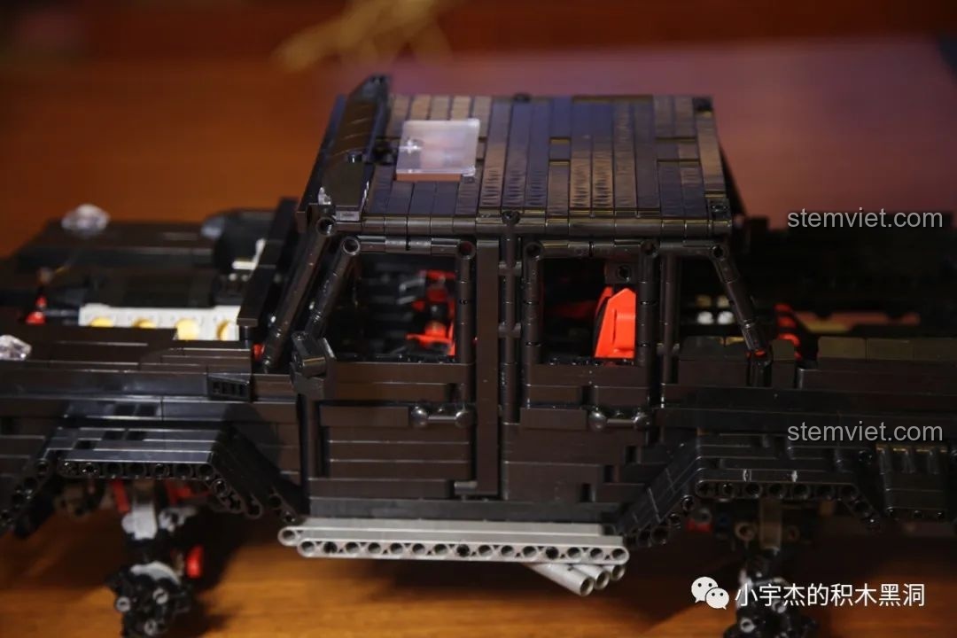 Bộ sticker kim loại tặng kèm trong bộ Rael LE-J901 Mercedes G63 AMG 6x6, bao gồm logo Rael và AMG.