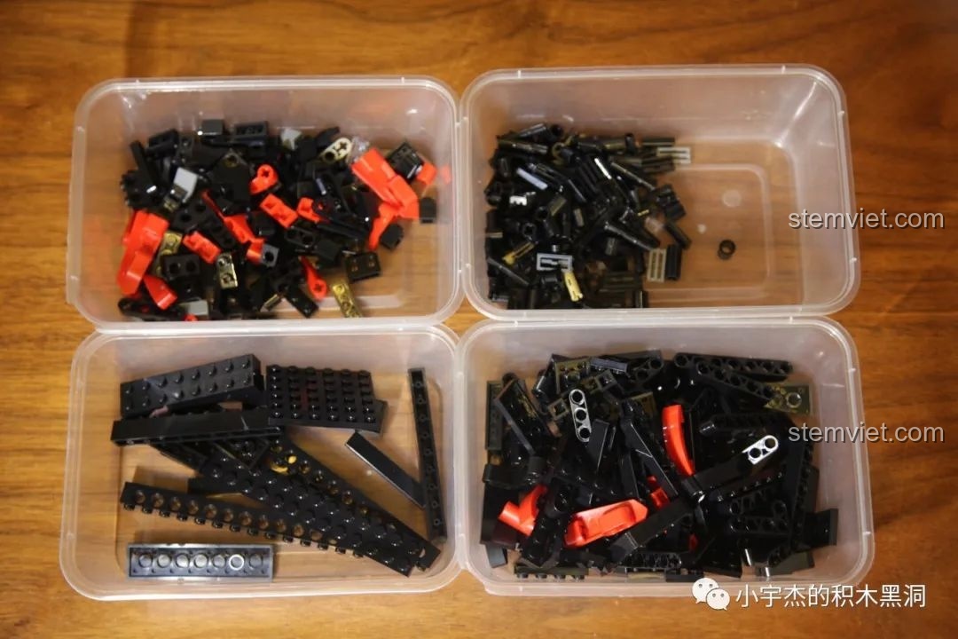 Cấu trúc thân xe của bộ Rael LE-J901 Mercedes G63 AMG 6x6 đang dần hoàn thiện, với khung cửa đã lắp.