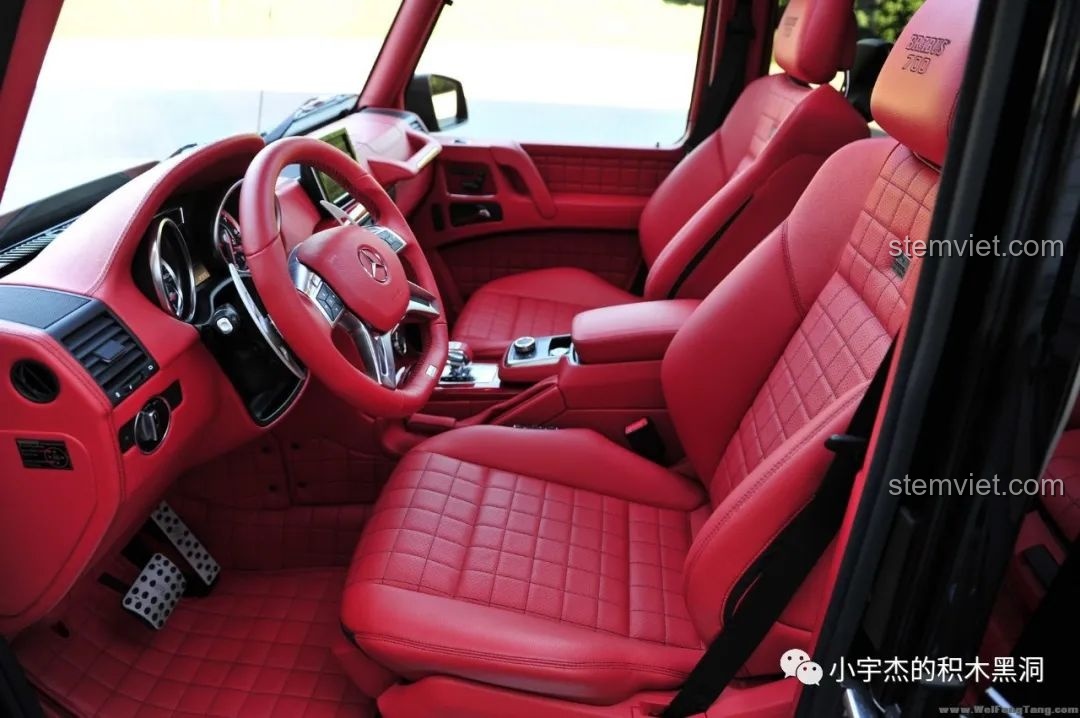 Thân xe của bộ Rael LE-J901 Mercedes G63 AMG 6x6 đã gần hoàn chỉnh, với mui xe và các chi tiết bên hông.