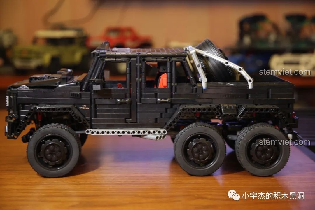 Ảnh xe Mercedes G63 AMG 6x6 thực tế màu đen, nhìn từ phía sau với thùng xe và đèn hậu.