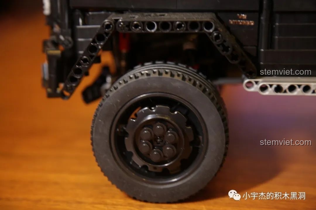 Ảnh chi tiết đuôi xe Mercedes G63 AMG 6x6 thực tế với logo 6x6 700.