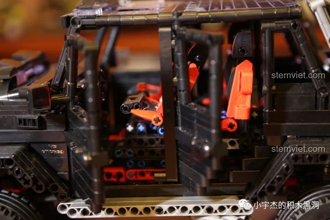 Ảnh xe Mercedes G63 AMG 6x6 thực tế màu đen, nhìn từ bên hông với 6 bánh xe và thiết kế hầm hố.