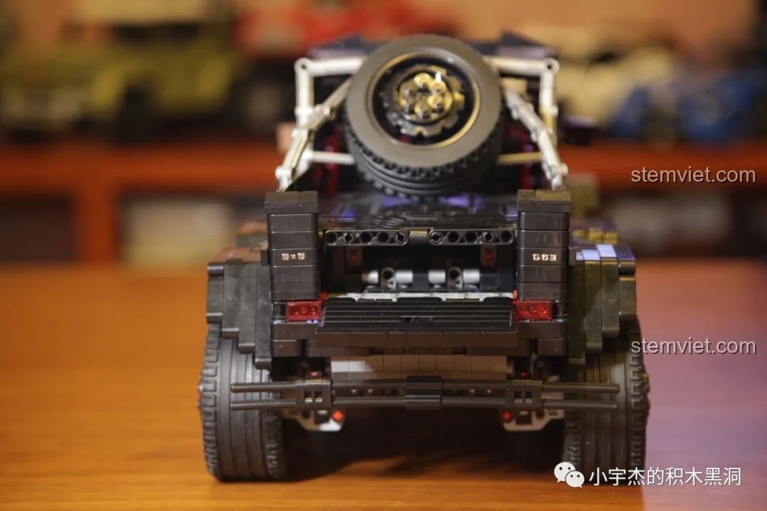 Ảnh lưới tản nhiệt Mercedes G63 AMG 6x6 thực tế với logo Brabus và chi tiết 700.