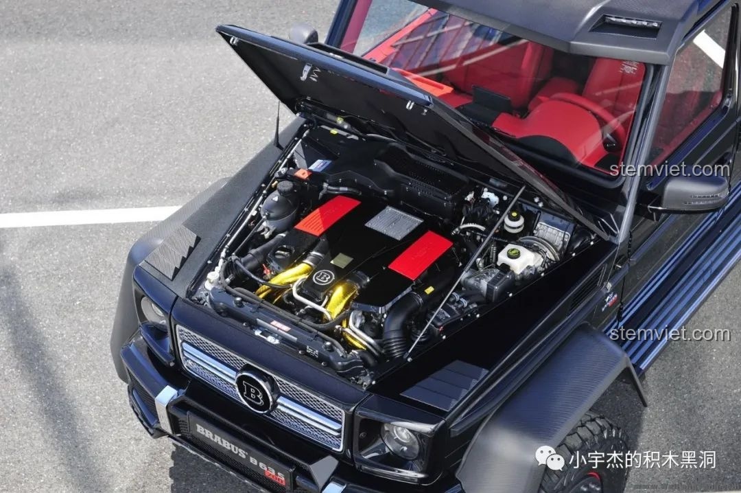 Cửa thùng xe của mô hình Rael LE-J901 Mercedes G63 AMG 6x6 mở ra, tăng tính tương tác.