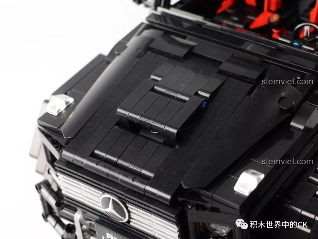 Nắp capo có thể mở lên, để lộ khối động cơ V8 chi tiết bên trong của Siêu xe bán tải Mercedes G63 6 bánh LEJ901.