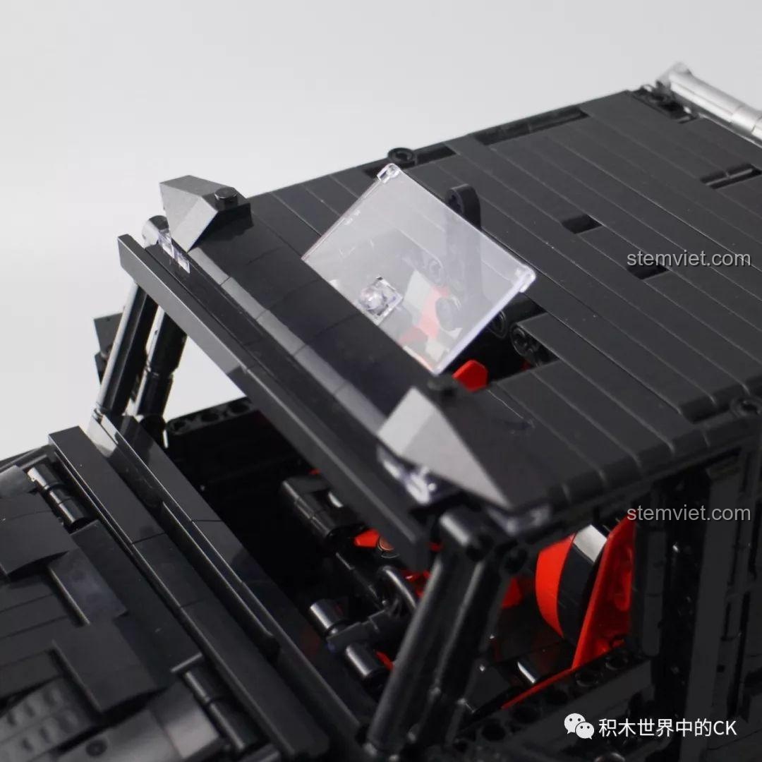 Góc nhìn vào cabin từ phía trước của bộ lắp ráp Quái vật địa hình G63 AMG 6x6 Rael.