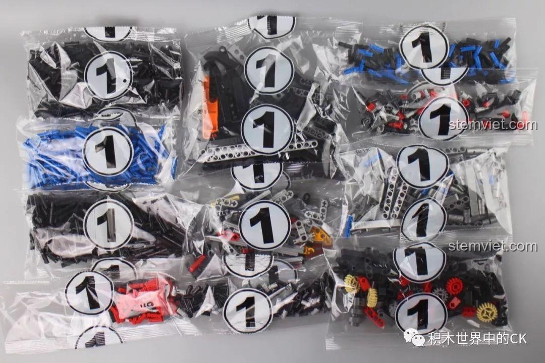 Các túi chi tiết được đánh số 1 của bộ Mô hình Mercedes G-Class 6x6 LE-J901, sẵn sàng cho giai đoạn lắp ráp đầu tiên.