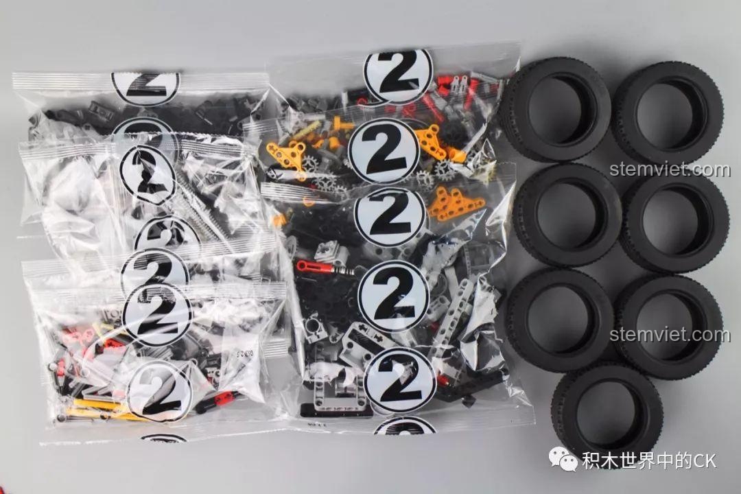 Các túi chi tiết số 2 và 6 bánh xe của bộ lắp ráp Xe Bán Tải Địa Hình Mercedes G63 AMG 6x6.