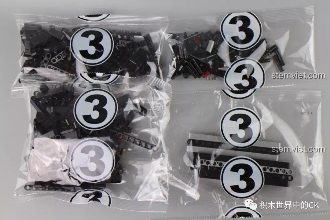 Các túi chi tiết số 3 của bộ Mô hình Mercedes G-Class 6x6 LE-J901 để bắt đầu lắp phần thân xe.